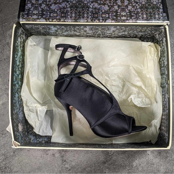 NWT/NIB - Leon Max Pika Satin Peep Hole Ankle Strap - 8.5 - Picture 10 of 11